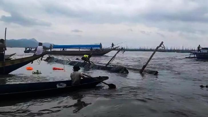 Filipinler'de gemi alabora oldu: 4 ölü