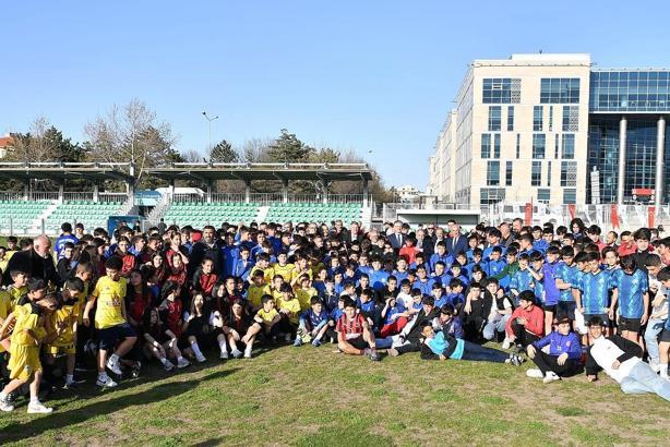Büyükşehir Belediyesinden amatör spor kulüplerine malzeme desteği