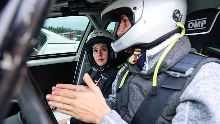 Şampiyon pilotlar, 30 kadın co-pilotu pistlere hazırladı