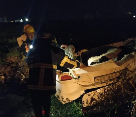 Mardin’de kontrolden çıkarak tarlaya devrilen otomobilin sürücüsü yaralandı