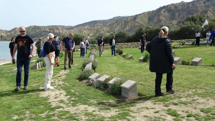 Şafak Ayini öncesi Anzak Koyu'nda tören hazırlıkları
