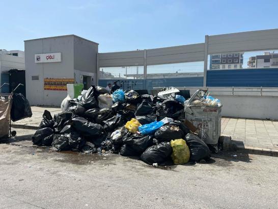 İzmir Çiğli'de grev kararı sonrası sokaklarda çöpler birikti