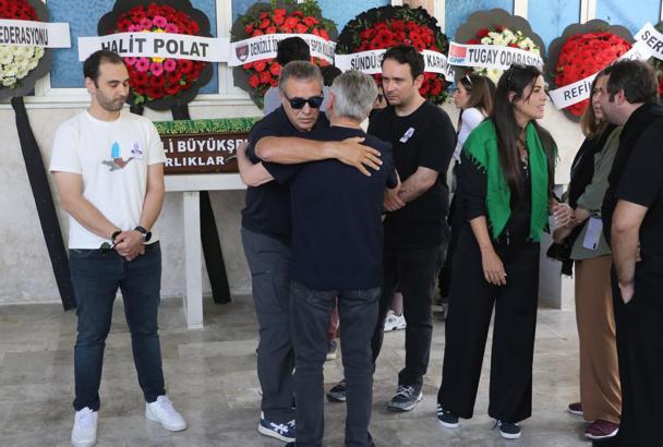 Ersun Yanal, babası Ural Yanal'ı toprağa verdi