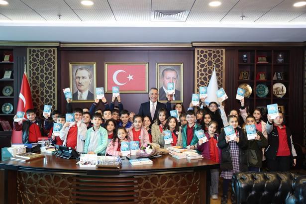 İlkokul öğrencileri, Sultangazi Belediye Başkanı Dursun'u ziyaret etti