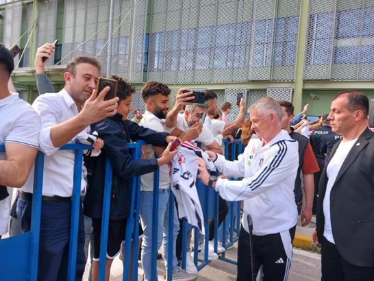 Beşiktaş'a İzmir'de coşkulu karşılama / Ek fotoğraflar