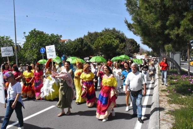Alaçatı Ot Festivali'nde renkli kortej