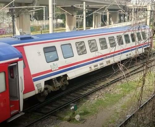 İzmir’de bakımdan dönen yolcu treninin bir vagonu raydan çıktı