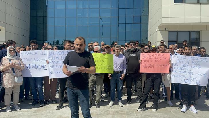 Marmaris’te esnaf belediyenin önünde eylem yaptı