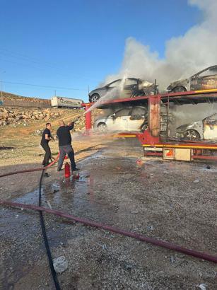 Park halindeki oto çekerde çıkan yangında 6 otomobil kullanılamaz hale geldi