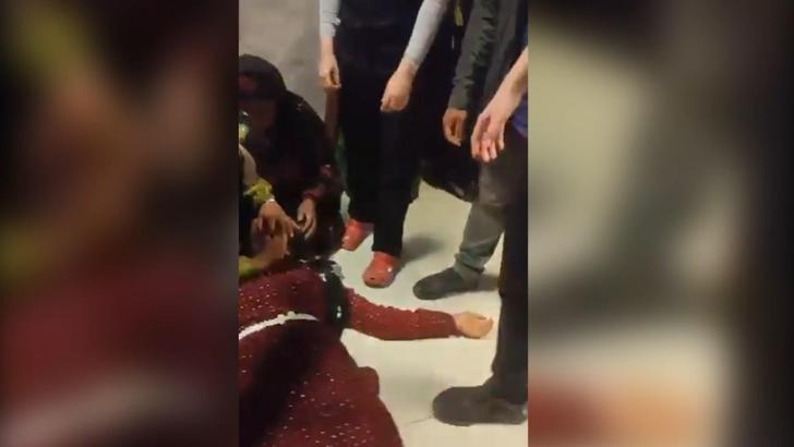 Şanlıurfa’da muayene kuyruğunda bekleyen kadın bayıldı