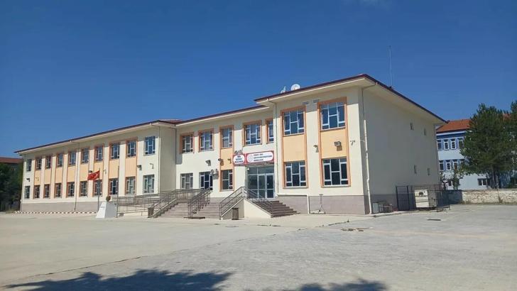 Kütahya'da 19 öğrenci gıda zehirlenmesi şüphesiyle hastaneye kaldırıldı