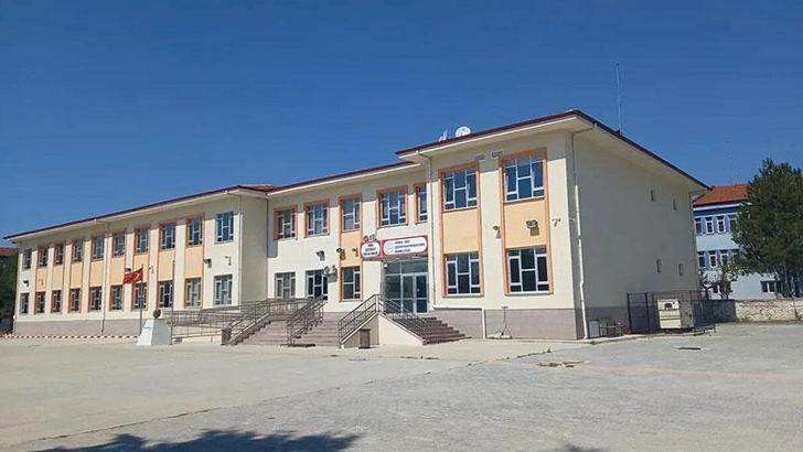 Kütahya'da 19 öğrenci gıda zehirlenmesi şüphesiyle hastaneye kaldırıldı