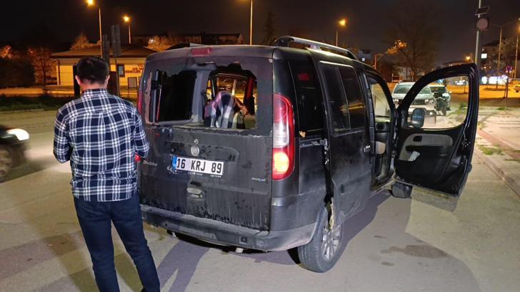 Seyir halindeki hafif ticari araca pompalı tüfekle ateş açıldı; 1 yaralı