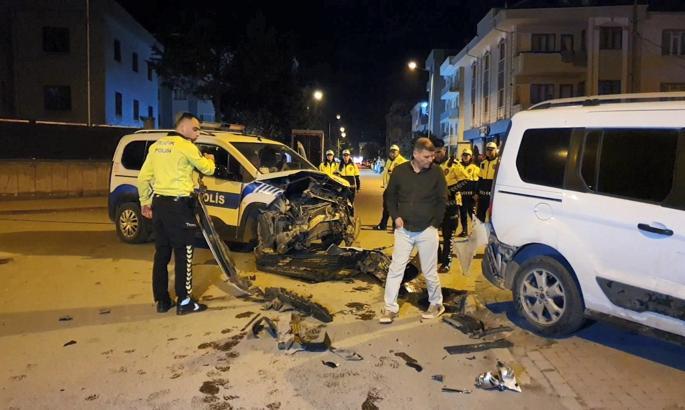 Polis aracının da karıştığı zincirleme kazada 2 polis memuru yaralandı