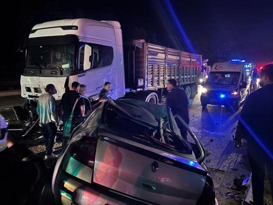 Adana’da refüjü aşıp karşı yöne geçen otomobil, kamyonla çarpıştı: 1 ölü, 1 yaralı