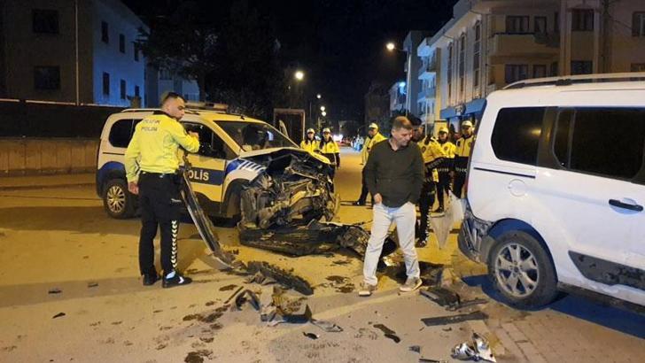 Polis aracının da karıştığı zincirleme kazada 2 polis memuru yaralandı