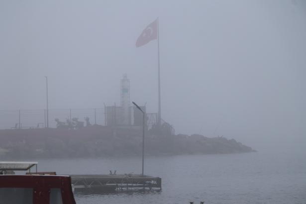 Çanakkale Boğazı, sis nedeniyle çift yönlü olarak ulaşıma kapatıldı