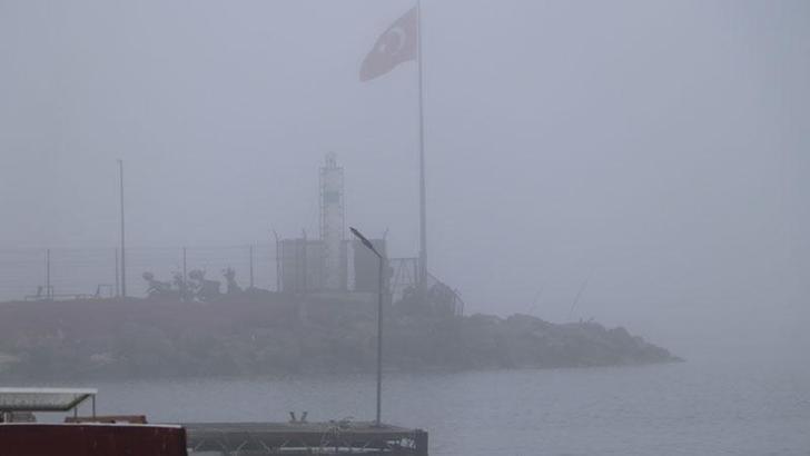 Çanakkale Boğazı, kısıtlı görüşün (sis) düzelmesi üzerine çift yönlü olarak ulaşıma açıldı