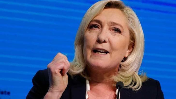 Fransa'da yolsuzluktan suçlu bulunan Le Pen, Pas-de-Calais il meclis üyeliğinden menedildi