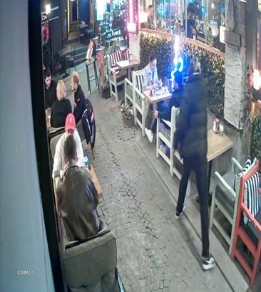 İstanbul-Beşiktaş'ta kafeteryada silahlı saldırı; eşinin yanında ensesine ateş edip kaçtı