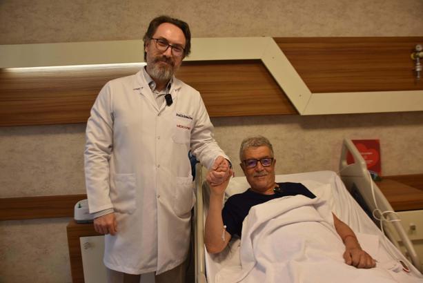 Libya'dan gelen gırtlak kanseri hastasına Türkiye'de  lazerli tedavi