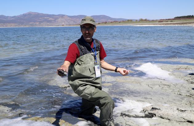 Burdur Gölü'nde yine köpüklenme