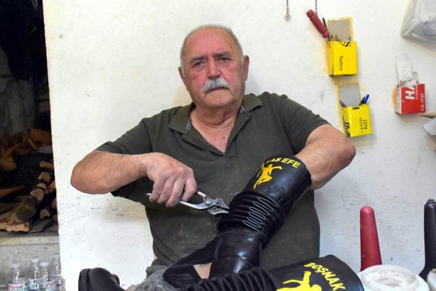 Tireli Hasan usta, 64 yıldır körüklü çizme yapıyor