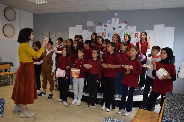 Batman'da ortaokul öğrencileri atık malzemelerden enstrümanlar yaptı
