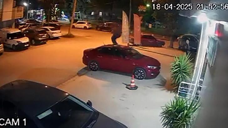 Otomobilin üzerinde zıplayıp, park halindeki araçlara zarar verdi