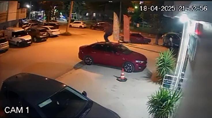 Otomobilin üzerinde zıplayıp, park halindeki araçlara zarar verdi