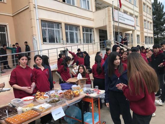 Derik'teki okullarda Gazze yararına kermes düzenlendi