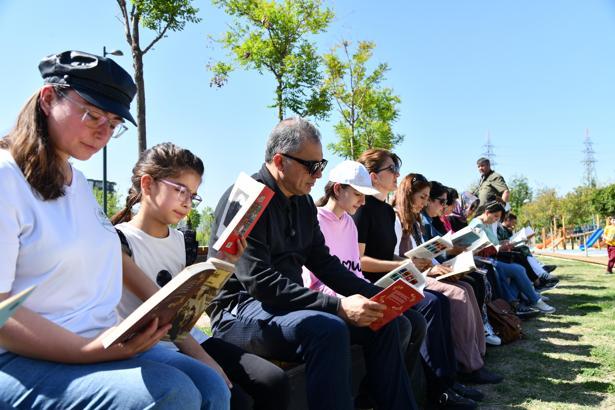 Başkan Çenet, Kitap Okuma Etkinliğinde vatandaşlarla buluştu