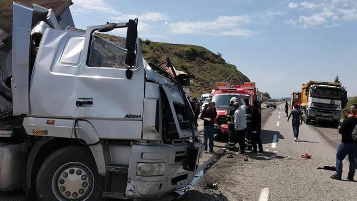 Batman'da 2 TIR kafa kafaya çarpıştı; 1 ölü, 1 yaralı