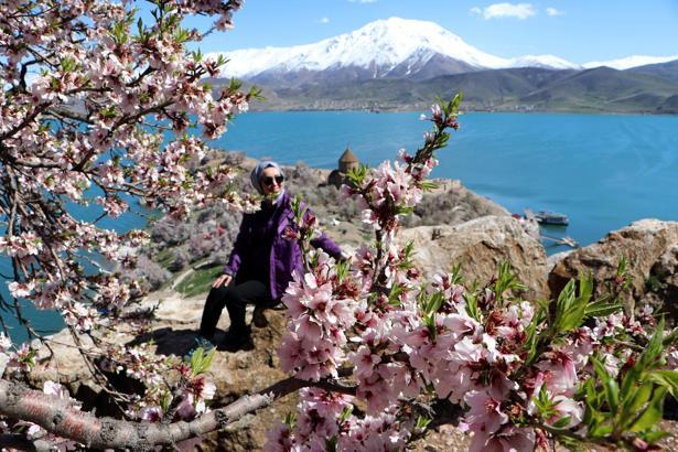 Akdamar Adası'nda '3'üncü Badem Çiçeği Festivali' başladı
