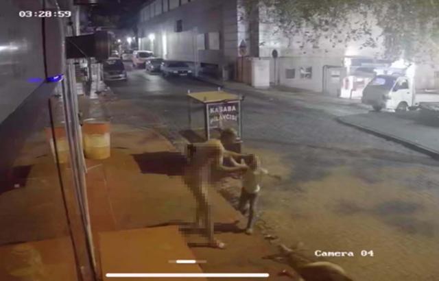 Sokakta ortasında eşini öldürdü, 8 yaşındaki kızını defalarca bıçakladı