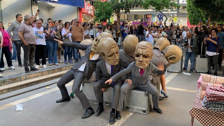 Adana'da Polonyalıların sokak tiyatrosu ilgi çekti