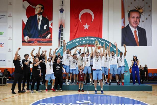Şampiyon Trabzonspor kupasına kavuştu
