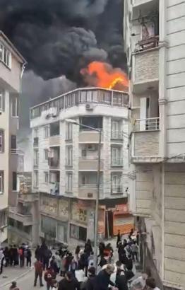 İstanbul- Esenyurt'ta 5 katlı binada yangın paniği