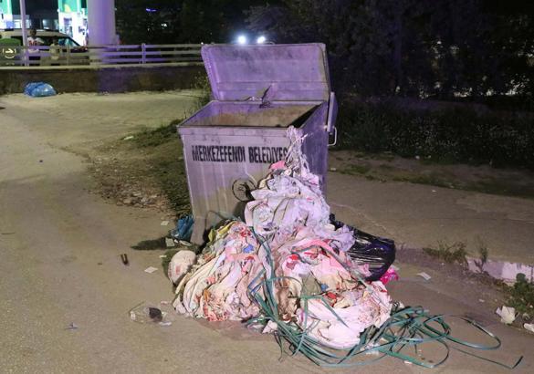 Yeni doğan bebeği çöp konteynerine annesi bırakmış (2)