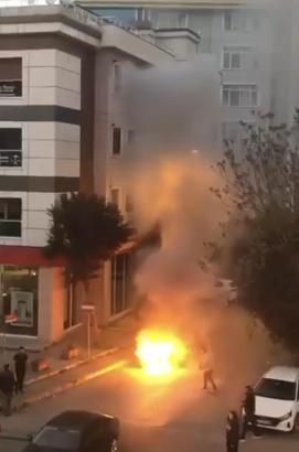 İstanbul - Pendik'te park halindeki otomobil alev alev yandı