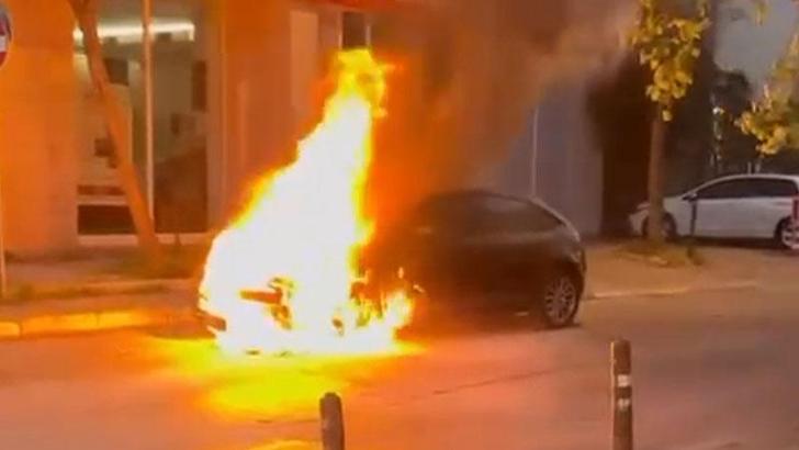 Pendik'te park halindeki otomobil alev alev yandı