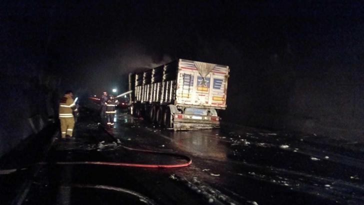 Malatya'da kömür yüklü TIR tünel içinde alev aldı: Tünel 2 saat ulaşıma kapandı