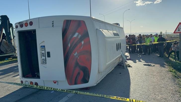 İşçi servis midibüsüyle otomobil çarpıştı: 12 yaralı