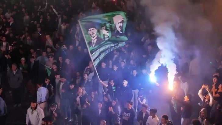 Kocaelispor'un 16 yıl sonra Süper Lig’e yükselmesi coşkuyla kutlandı