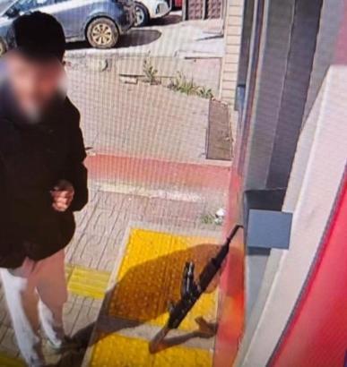 İstanbul - Ataşehir'de uzun namlulu silahla ATM'den para çeken şüpheli gözaltına alındı