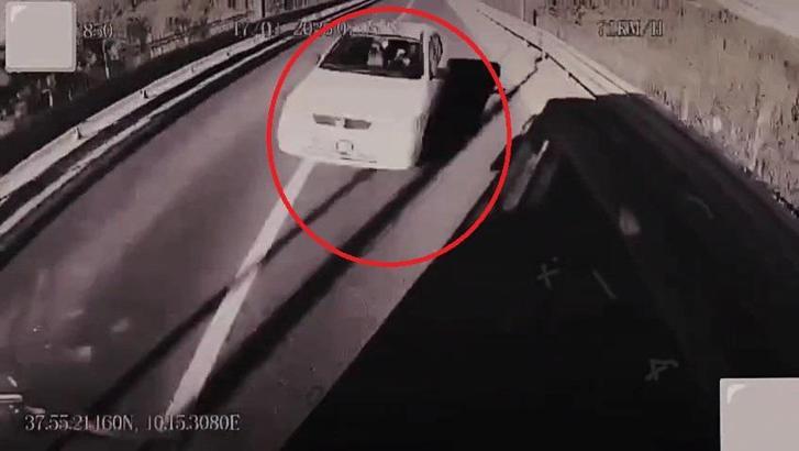 1 kişinin öldüğü, otomobille belediye otobüsünün kafa kafaya çarpıştığı kaza kamerada