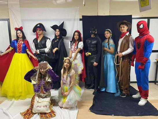 Liseliler, masal kahramanı kostümleri dikerek para kazanıyor