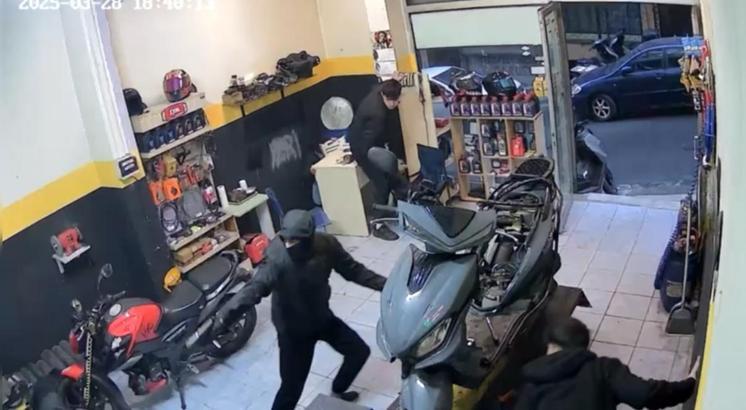 İstanbul - Beyoğlu’nda tamirhaneye kurşun yağdıran saldırgan yakalandı; o anlar kamerada