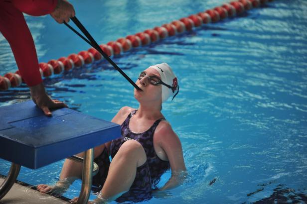 Paralimpik mili yüzücü Esra, dişleriyle sıkıştırdığı aparatla katıldığı yarışmada dünya 2'ncisi oldu