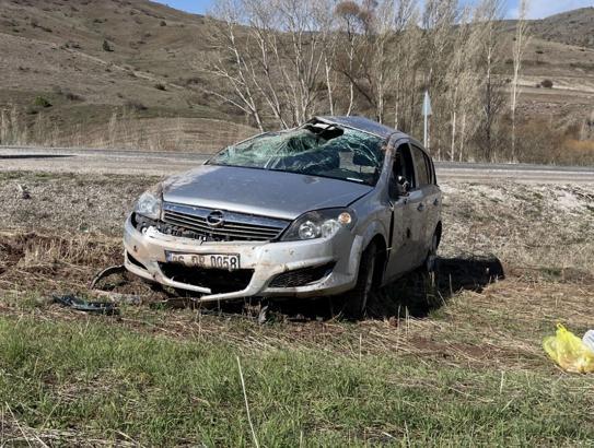 Sivas'ta otomobil şarampole devrildi; 3'ü çocuk, 5 yaralı